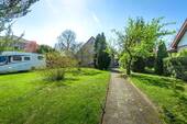 Blick vom Gartentor aufs Haus - 4 Zimmer Einfamilienhaus zum Kaufen in Berlin