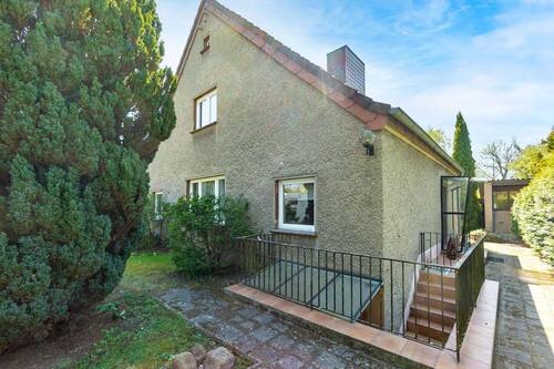Außenansicht mit Zugang zum KG - 4 Zimmer Einfamilienhaus in Berlin