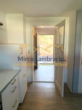 Blick von Küche zum Eingangsbereich - 5 Zimmer Doppelhaushälfte in Endingen