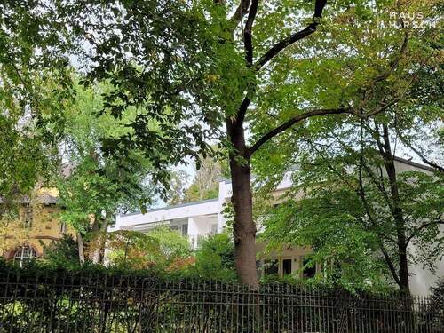 Gartenansicht - Traumwohnung in Grunewald: 2 Zimmer, Südwest-Balkon, Gartenparadies