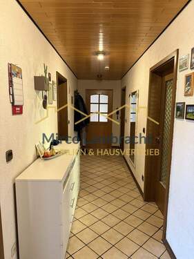 Flur Blick vom Esszimmer zur Wohnungstür - 