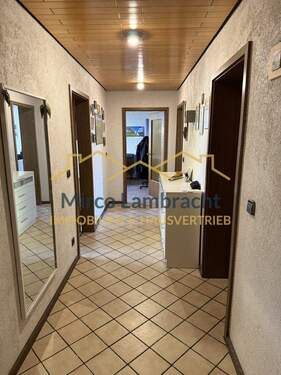 Flur mit Blick von der Wohnungstür - 