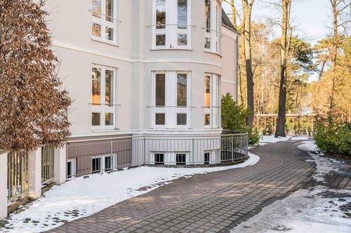 Seitliche Zufahrt zum Parkplatz - 