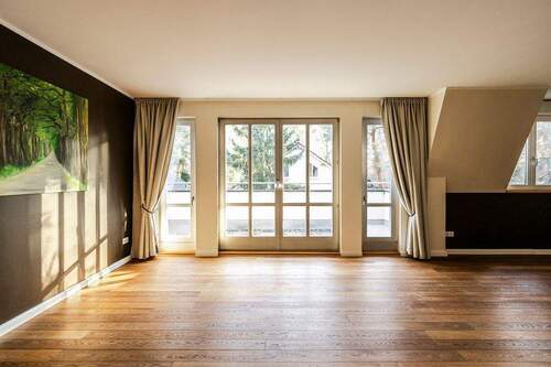 Großzügiger Wohnbereich mit bodentiefen Fenstern - 4 Zimmer Etagenwohnung in Kleinmachnow