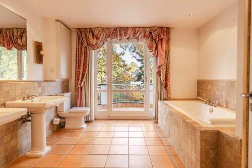 Badezimmer mit Wanne und odentiefem Fenster - 