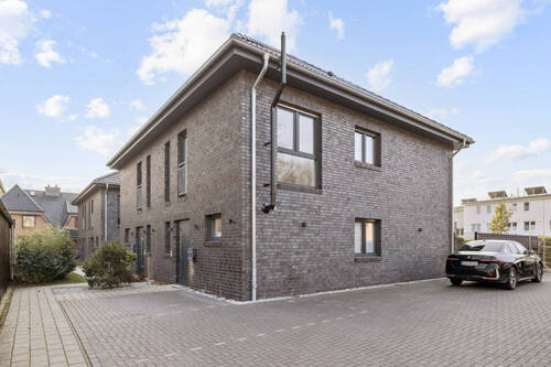 Außenansicht mit Stellplatz - Doppelhaushälfte mit 140,50 m&sup2; in Norderstedt zum Kaufen