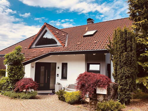 Blick zum Eingang (Ostseite) - Von Privat - top modernisiertes 5,5-Zimmer-Einfamilienhaus in Schorndorf