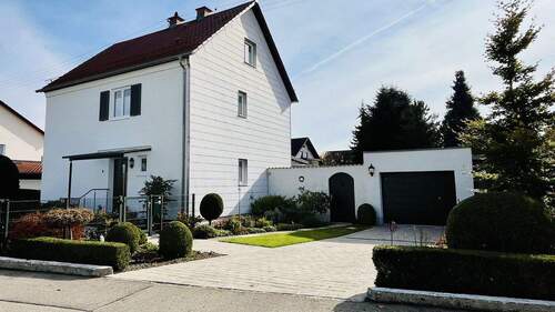 Einfahrt und Garage - 6 Zimmer Einfamilienhaus zum Kaufen in Diedorf - Anhausen