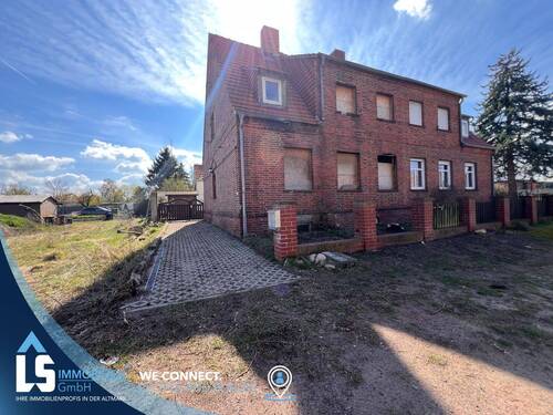 Hausansicht - Entkernte Doppelhaushälfte mit großem Grundstück