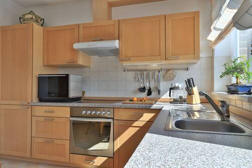 ... die vorhandene Einbauküche - 