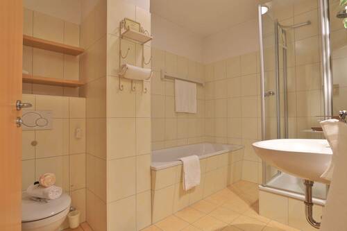 Bad mit Dusche und Badewanne - 