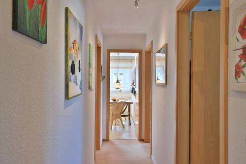 Flur mit Zugang zu den jeweiligen Räumen - 