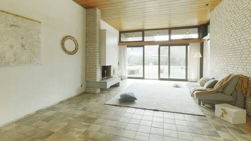 Geräumiges Wohnzimmer mit Blick ins Grüne - 5 Zimmer Bungalow in Emsdetten