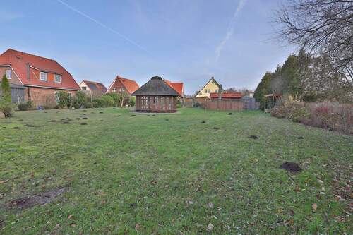 separates Grundstück mit Pavillon unter Reet - 