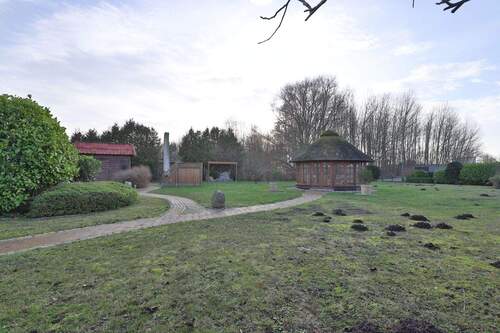 großzügiger Graten mit Pavillon unter Reet - 