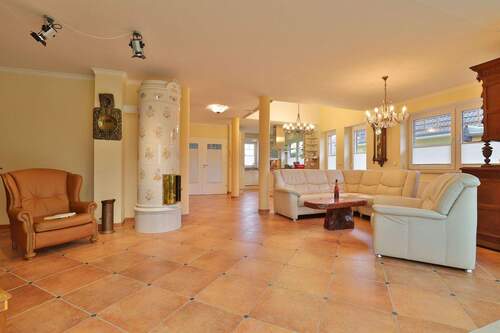 großzügiger Wohnbereich m. hochwertigem Kachelofen - 