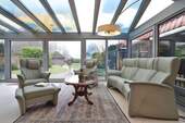 Wintergarten mit Blick in den Garten - 