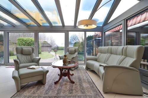 Wintergarten mit Blick in den Garten - 