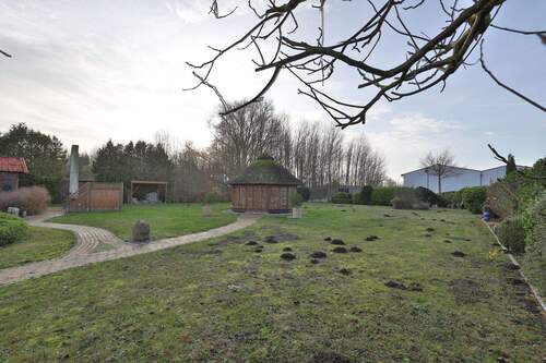 weiteres zugehöriges, großzügiges GRundstück - 