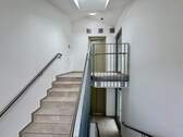 Treppenhaus mit Aufzug - 