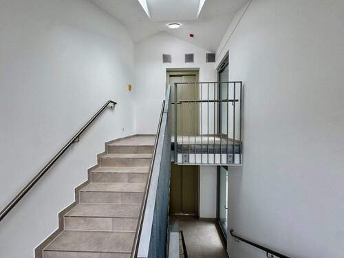 Treppenhaus mit Aufzug - 