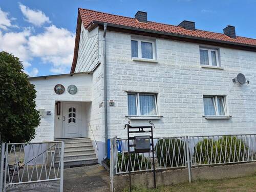 Straßenansicht - Haus, Hof und Garten - Seenähe - 149.000,00&nbsp;EUR Kaufpreis, ca.&nbsp; 125,00&nbsp;m&sup2;&nbsp;Wohnfl&auml;che