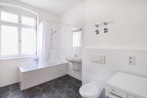 Tagesbelichtetes Wannenbad - 