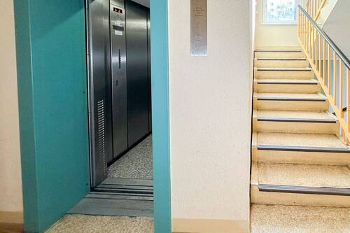 Hausflur inkl. Aufzug - 