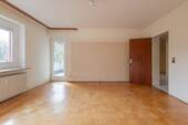 Wohnzimmer mit Zugang zum Balkon - 