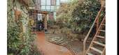 Garten hinter Zaun/Hochbeete - 