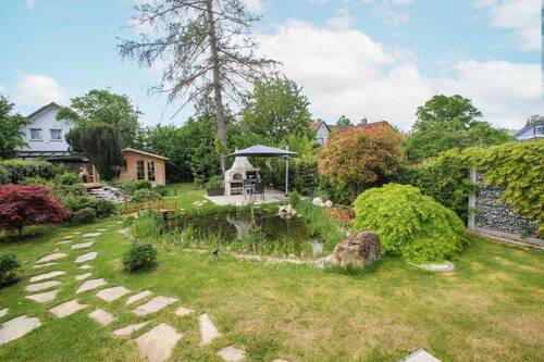 Blick in den Garten - 7 Zimmer Einfamilienhaus zum Kaufen in München