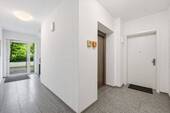 Eingangsbereich mit Aufzug - 