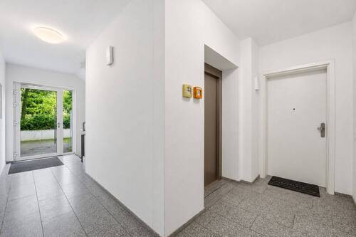 Eingangsbereich mit Aufzug - 