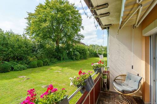 Loggia, Blick in den Garten - 