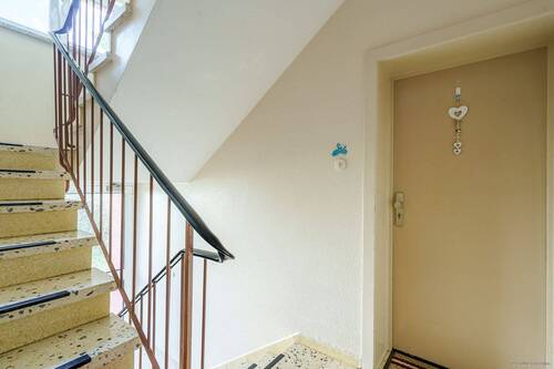 Treppenhaus, Blick zur Wohnungstür - 