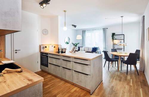 Blick in Küche / Wohnzimmer - WIR VERKAUFEN UNSERE MUSTERWOHNUNG IN LAUFAMHOLZ! Helle 4-Zi-Whg. inkl. EBK! Sie erhalten sogar noch den KfW-Zuschuss in Höhe von 26.250€!