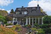 Hausansicht Garten - Stil & Charme in Werden! Wundervolles, freistehendes Zuhause mit bildschönem Garten & Pool