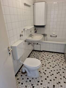 Badezimmer mit Badewanne.jpg - 