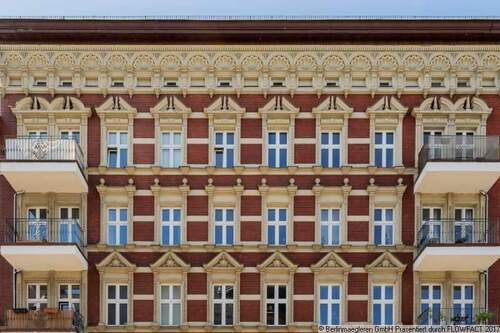 Hausansicht - Attractive 4-room apartment in a nice old building with balcony and elevator