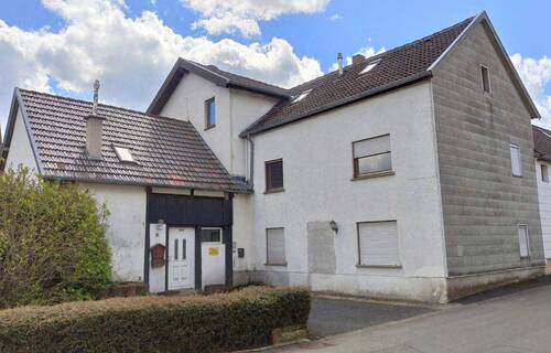 Haus von der Vorderseite - 1 Zimmer Mehrfamilienhaus, Wohnhaus zum Kaufen in Blankenheim