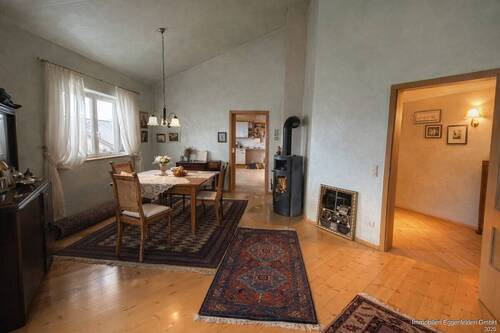 kastl_wohnung_wohnzimmer_kamin - Etagenwohnung mit 89,00 m&sup2; in Kastl zum Kaufen