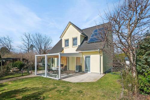 Hausansicht - Energieeffizientes Familienhaus mit Wintergarten und großem Garten