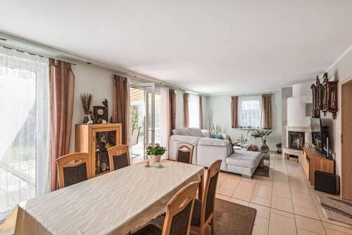 Wohn- und Esszimmer mit Zugang zum Wintergarten - 4 Zimmer Einfamilienhaus in Dallgow-Döberitz