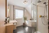 Bad mit Dusche und Eckwanne im OG - 