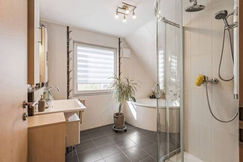 Bad mit Dusche und Eckwanne im OG - 