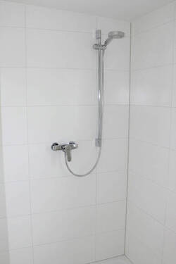 ... und separater Dusche. - 