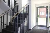 Das moderne Treppenhaus ... - 4 Zimmer Etagenwohnung in Hamburg