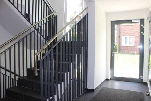 Das moderne Treppenhaus ... - 4 Zimmer Etagenwohnung in Hamburg