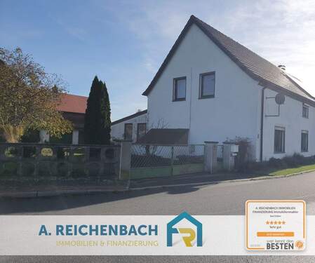 Straßenansicht - Viel Platz für die ganze Familie! Doppelhaushälfte in ländlicher Lage zu verkaufen!