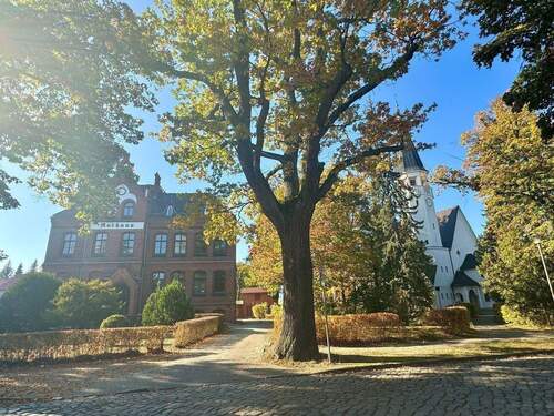 Rathaus Zeuthen und Martin-Luther-Kirche.jpg - 